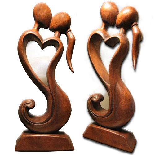 Rzeźby miłosne z drewna - gust i symbolika jako prezent dla ukochanej osoby i na walentynki.