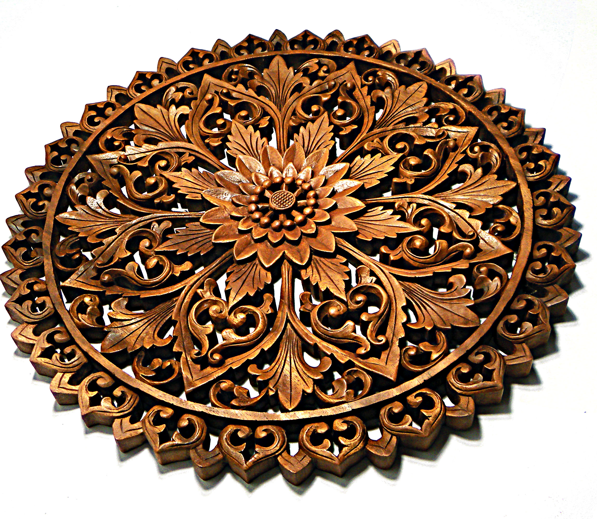 Mandale, Ornamenty, Panele z drewna litego.