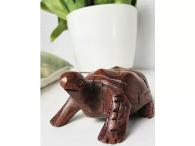 Rzeźba Figurka ŻÓŁW z Drewna Suar Rękodzieło 10cm, Elegancka dekoracja